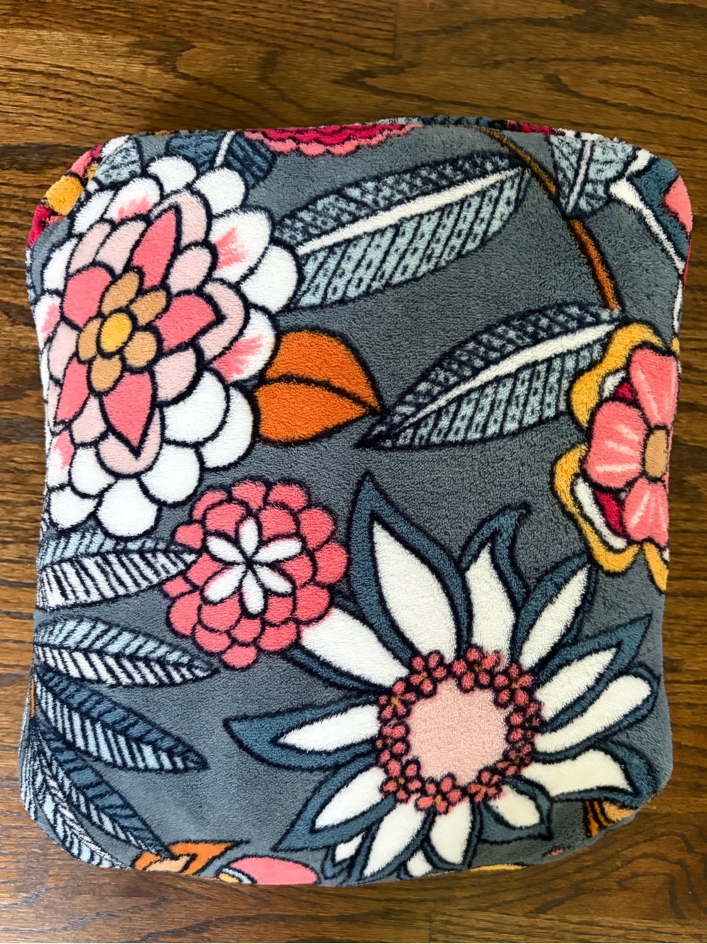 Vera Bradley Fleece Travel Blanket w/Trolley Strap in RETIRED Tropical Evening - Picture 4 of 4